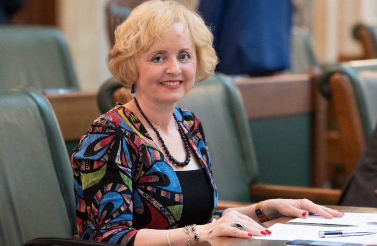 Senatoarea Kovács Irina, vicepreședinta comisiei de învățământ din Senat: „Va fi interzisă vânzarea țigărilor electronice prin automate sau către minori”