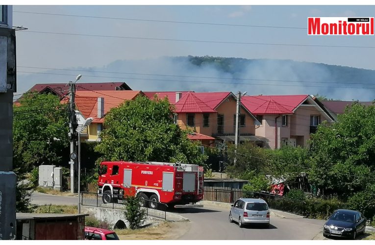 Zeci de locatari dintr-un bloc evacuați din cauza unui incendiu