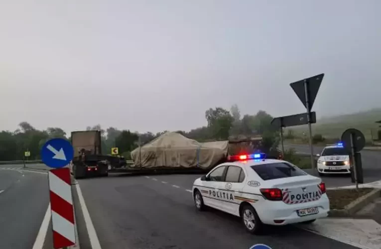 Un convoi cu tancuri pentru Ucraina a rămas blocat într-o intersecție pe DN1H