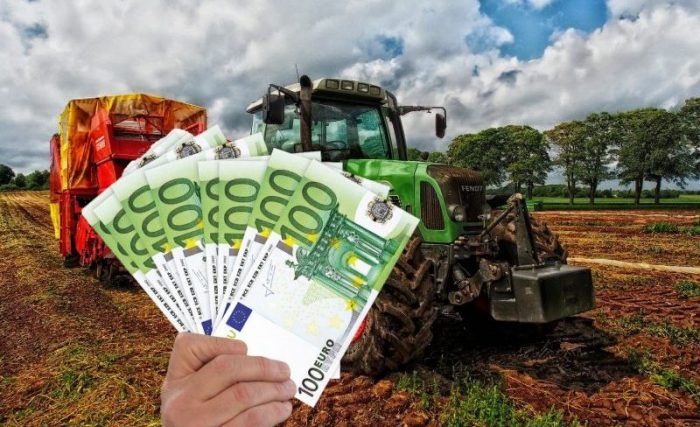 Comisia Europeană promite compensații financiare fermierilor români