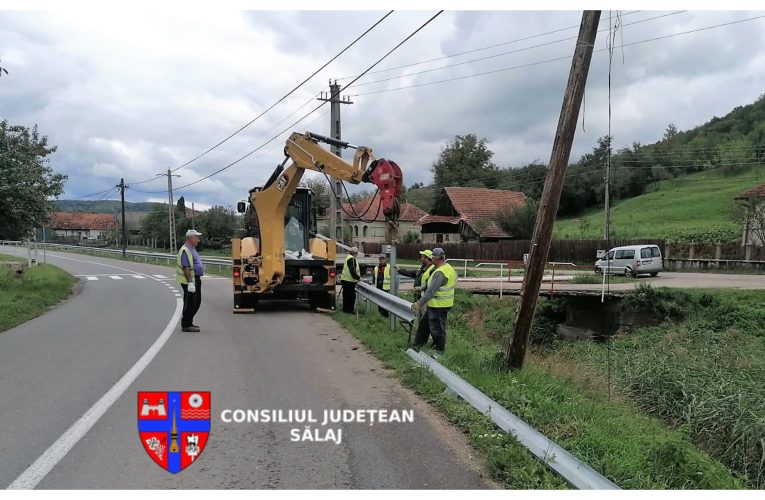 CJ Sălaj execută lucrări de reparații pe drumul județean la ieșire din Cizer