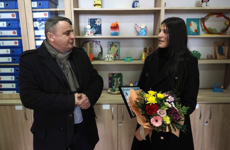 Prefectul județului Sălaj a vizitat școala din comunitatea de romi din Pustă