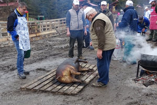 Primăria Sărmășag organizează prima ediție a Concursului „Pomana Porcului”