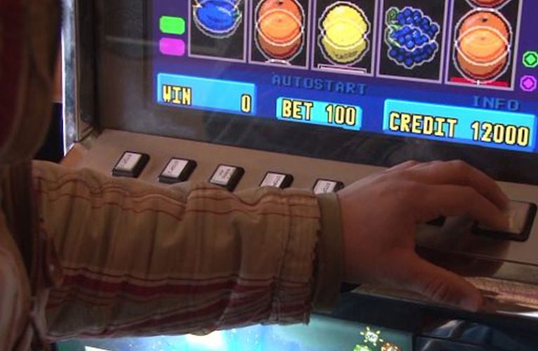 Cercetat de polițiștii sălăjeni, după ce a distrus ecranul unui aparat de jocuri de noroc
