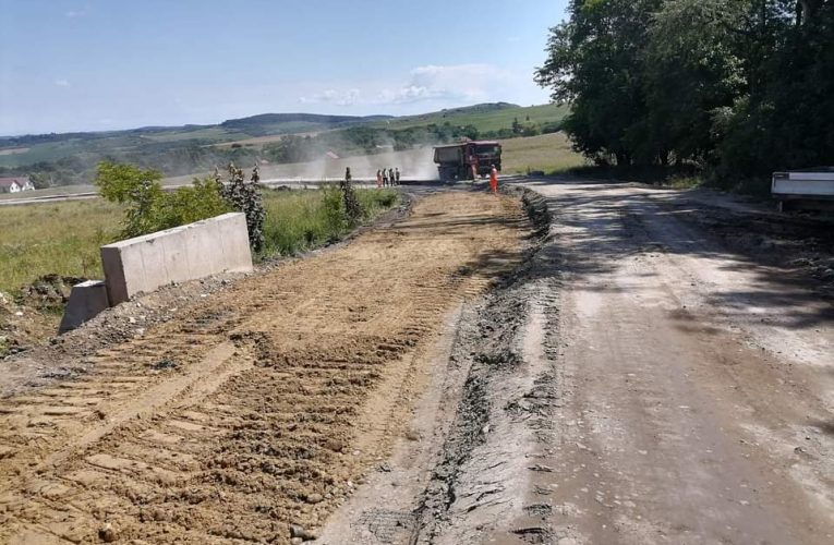 FOTO | Continuă lucrările de reabilitare pe drumul județean Crișeni – Cehu Silvaniei