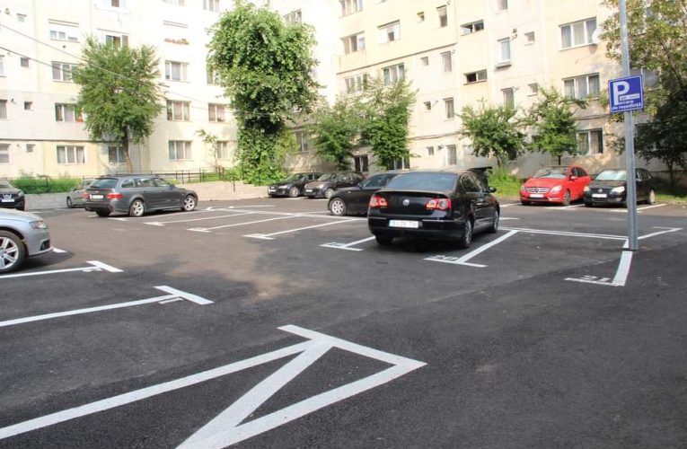 SADP execută lucrări de marcare a parcărilor din oraș