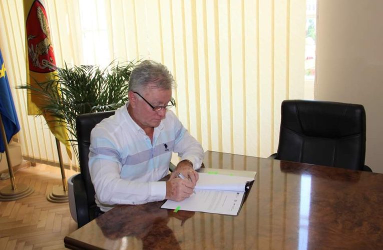 Ionel Ciunt a semnat contractul privind dotarea cu mobilier a tuturor unităților de învățământ din Zalău