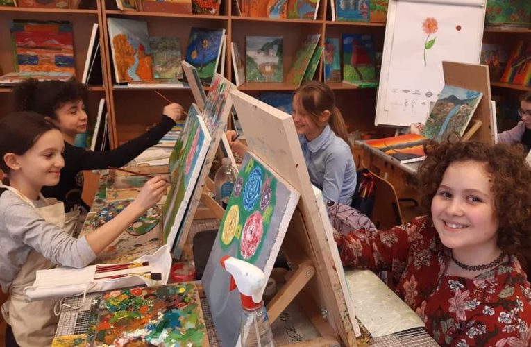 Copiii invitați la cursuri de pictură gratuite