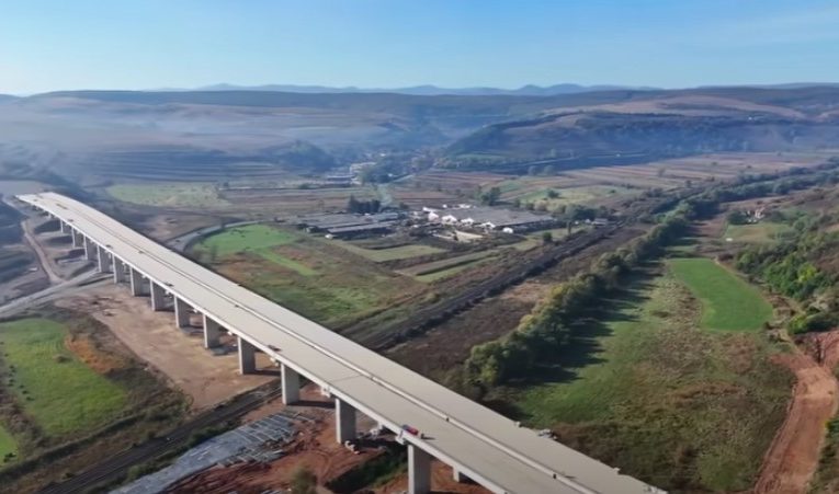 Unul dintre cele mai lungi viaducte de pe Autostrada Transilvania se apropie de fianalizare