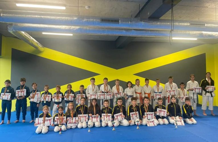 Sportivi de la SCM Zalău medaliați la Campionatul Național de Karate Tradițional pentru copii