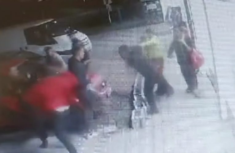 VIDEO| Scandal sângeros cu sticle și bâte la un magazin din Surduc