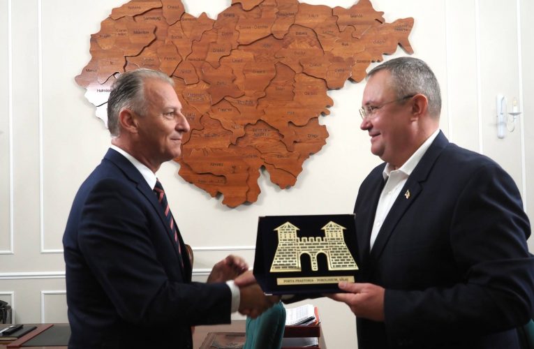 Președintele CJ Sălaj i-a oferit lui Nicolae Ciucă placheta – Porta Praetoria – simbol al județului