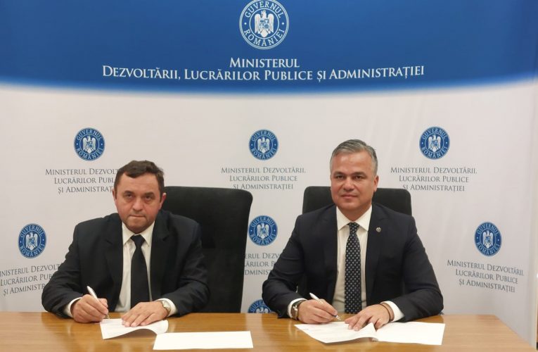 Primarul Ioan Șandor a semnat cu ministrul Dezvoltării contractul pentru asfaltarea DC17