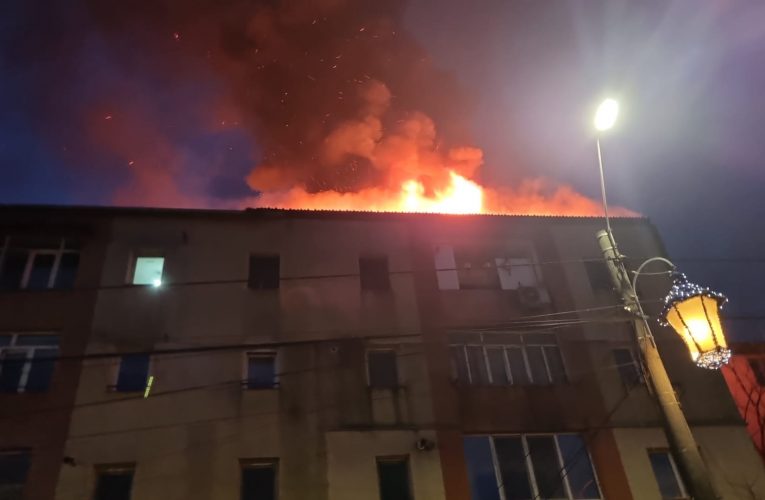 Bloc de locuințe din Hida evacuat din cauza unui incendiu