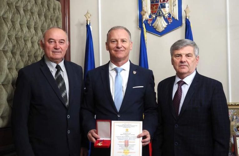 Președintele Dinu Iancu-Sălăjanu, distins cu Emblema de Onoare 