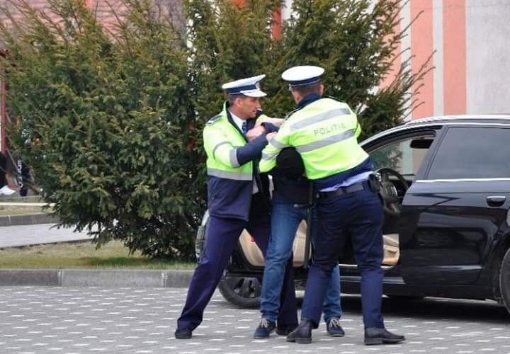 Bărbat din Crișeni reținut după ce a condus beat, cu permisul anulat și mașina neînmatriculată