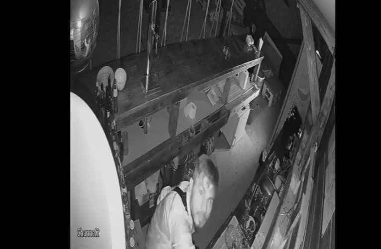 Hoțul din Pitești care a furat televizoarele de la SeasonPool a fost arestat preventiv