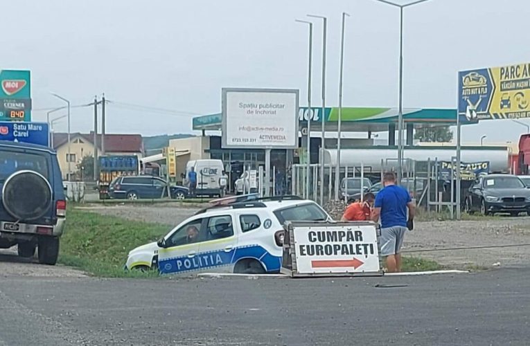 Autospeciala Poliției a șefului Secției 7 Nușfalău, Leontin Crișan, a intrat în șanț