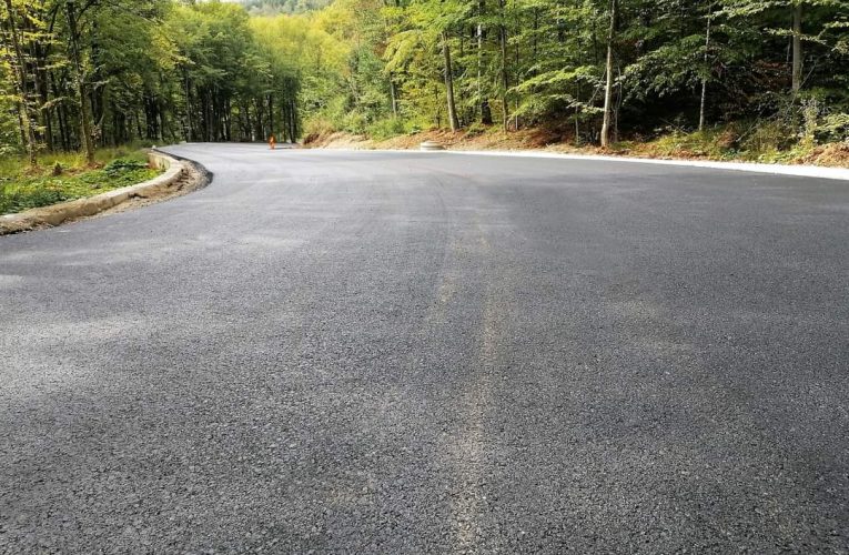 Se toarnă ultimul strat de asfalt pe DJ 108A