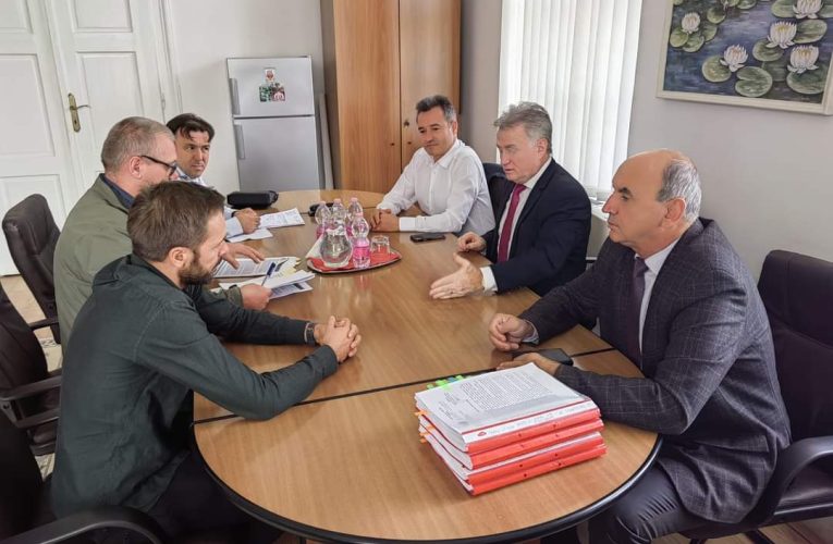 Citadin repară străzile stricate de lucrările Companiei de Apa Someș