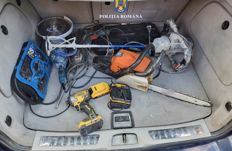 Doi tineri reținuți de Poliție pentru spargerea a 10 autoturisme