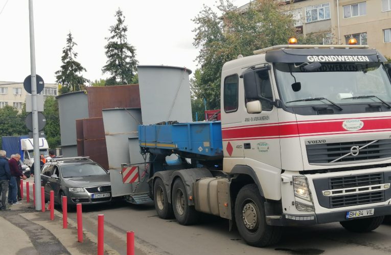 Trafic paralizat în Zalău din cauza unui accident între un camion și un Volkswagen
