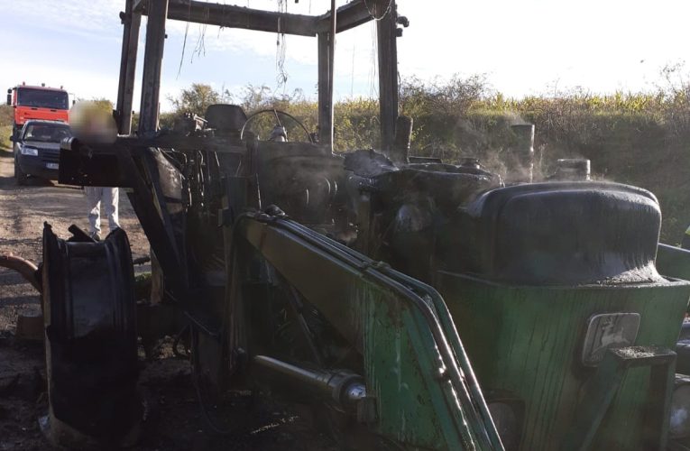 Tractor cuprins de flăcări în Șeredeiu