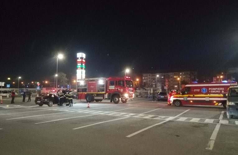 ULTIMĂ ORĂ! Autoturism în flăcări în parcarea Zalău Value Center
