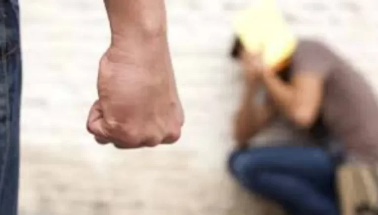 O femeie de 35 de ani a bătut o minoră de 14 ani din Șimleu Silvaniei