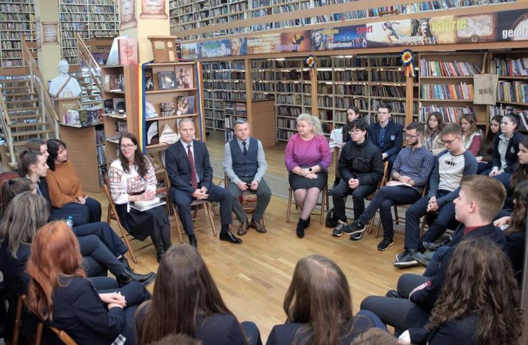 Șeful județului a participat alături de tineri la o dezbatere pe tema patriotismului