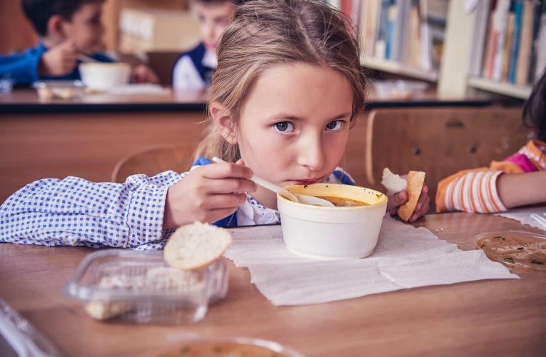 7 unități școlare noi din Sălaj primesc finanțare pentru „Masă caldă” gratuită elevilor