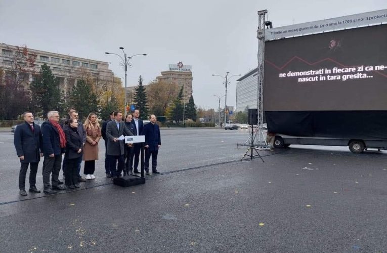 USR proiectează mesaje de la oameni pe un ecran din Piaţa Victoriei, la un an de guvernare a actualei coaliţii