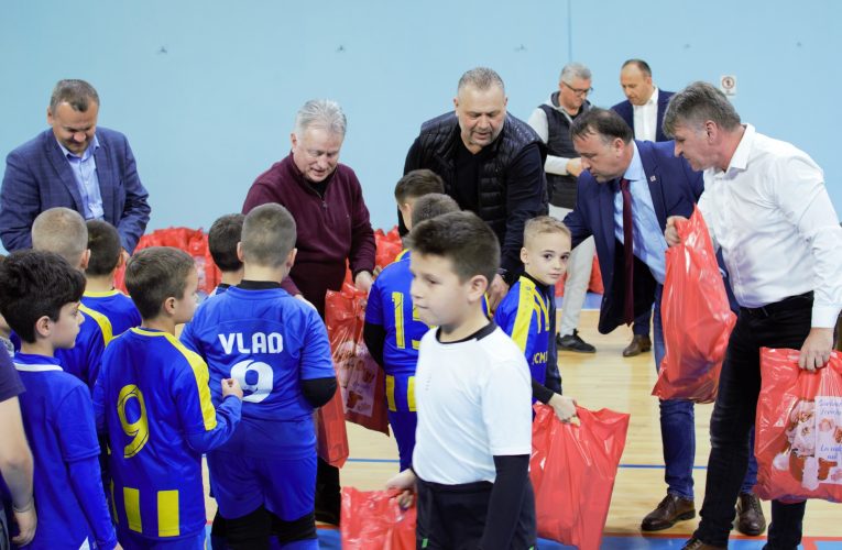 FOTO-VIDEO| Moș Nicolae a venit la cei peste 300 de copii legitimați la clubul SCM Zalău