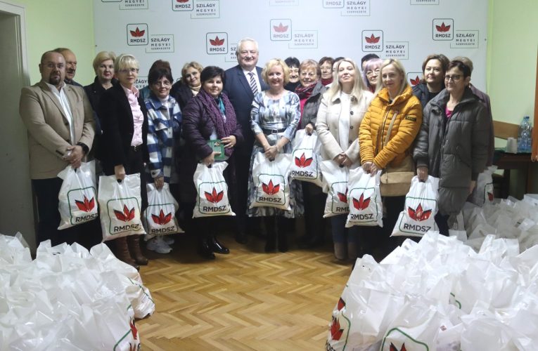 Organizația de Femei a UDMR Sălaj distribuie sute de pachete cu alimente persoanelor vârstnice