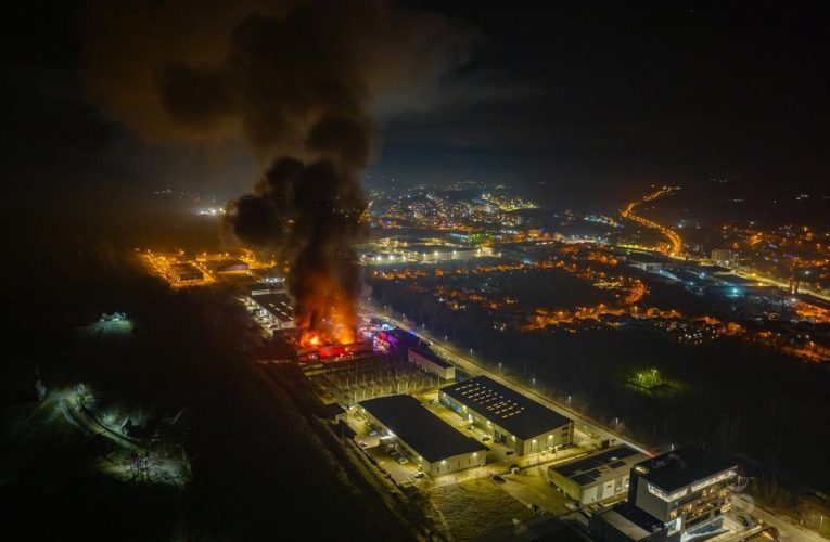 Pompierii sălăjeni au intervenit la un incendiu puternic la o hală din parcul industrial Tetarom