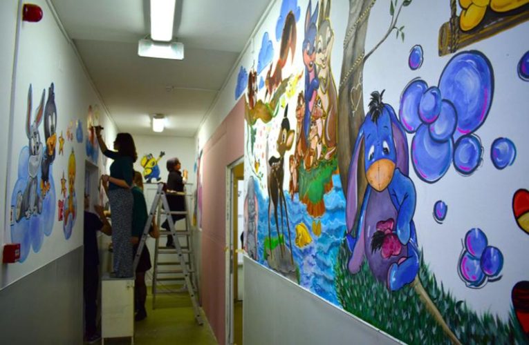 Elevii de la Liceul de Arte au dat culoare Secției de pediatrie de la spitalul județean din Zalău