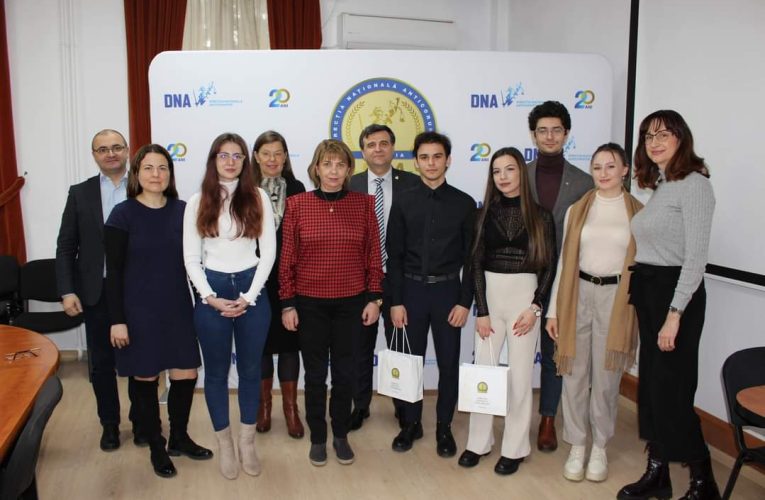 Șeful DNA, Crin Bologa, a premiat studenții unui concurs prestigios