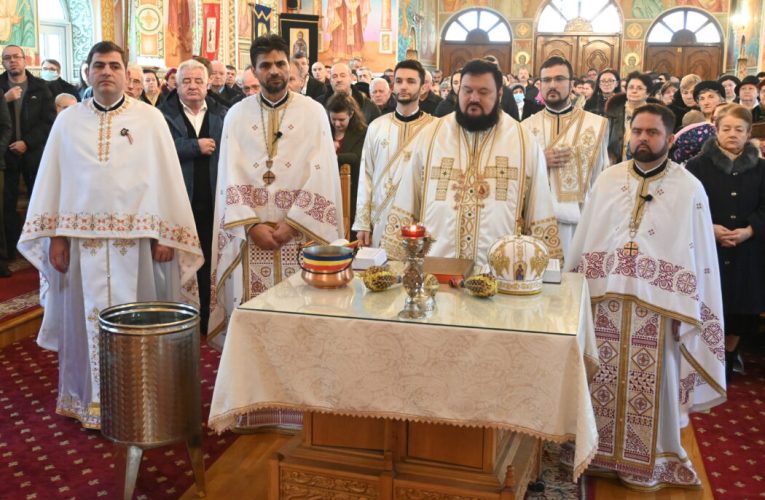 Episcopul Petroniu a sărbătorit praznicul Botezului Domnului la biserica „Pogorârea Sfântului Duh” și „Sfântul Ierarh Alexandru” din Zalău