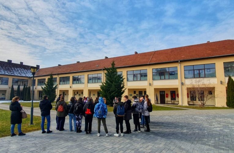 Sute de elevi din Gîlgău și Horoatu Crasnei în vizită la Consiliul Județean Sălaj