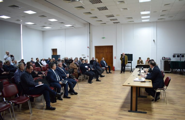 Ședință cu primarii din județ despre probleme din domeniul agriculturii, finanțelor și învățământ