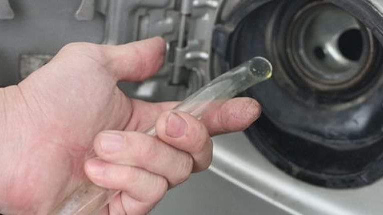 Două persoane prinse la furat de motorină de polițiștii local