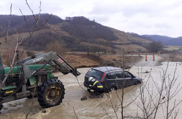 Misiune de salvare a unor persoane pe râul Someș