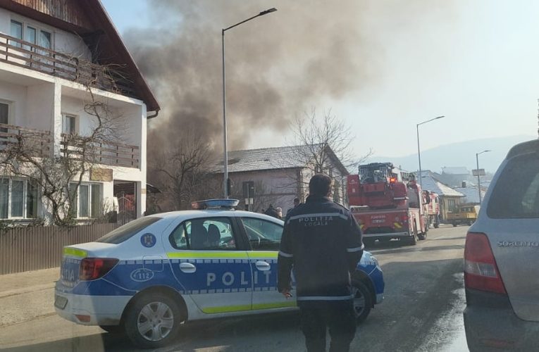 ULTIMA ORĂ! Incendiu puternic la o casă din Zalău