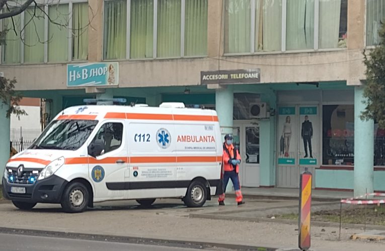 Boschetar căzut pe o stradă din Zalău ridicat de Ambulanță și transportat la spital