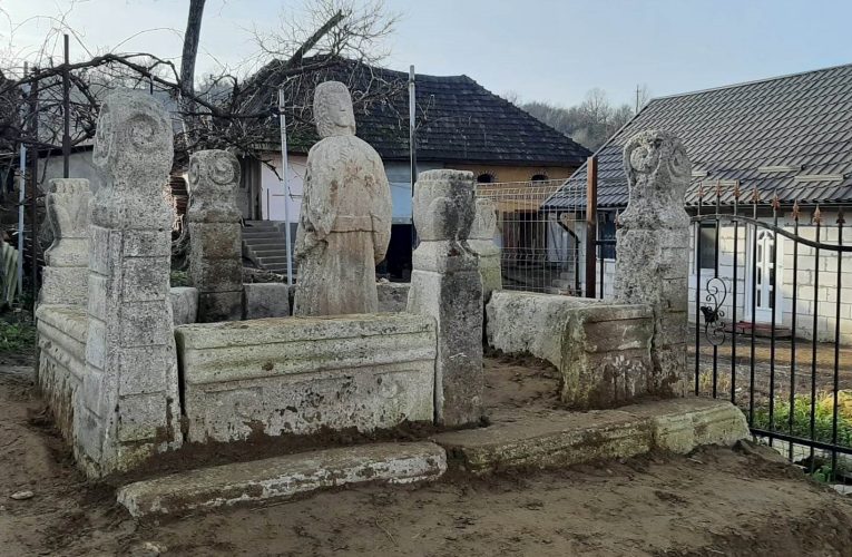 FOTO| S-a finalizat restaurarea statuii de piatră a Maicii Domnului din Benesat