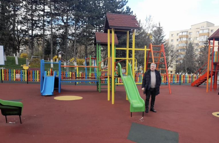 Primarul Ionel Ciunt, vizită în teren la locurile de joacă pentru copii