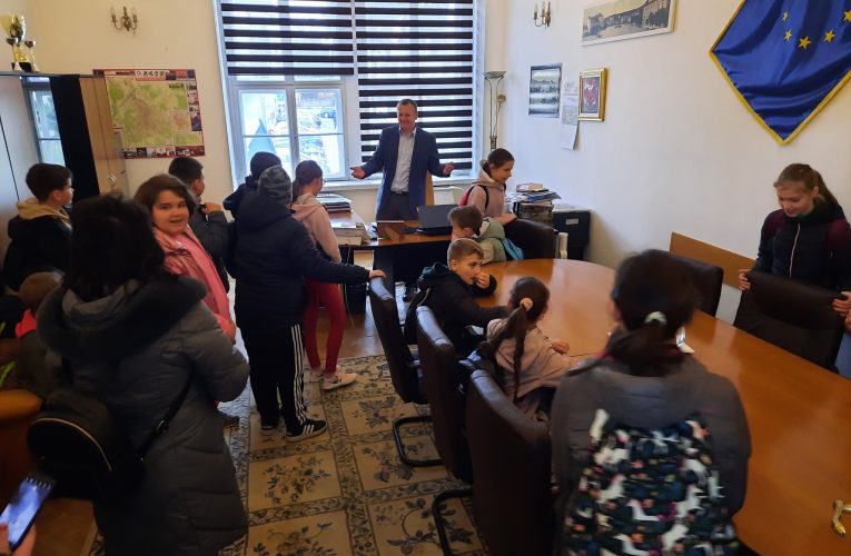 Elvei din Pericei primiți în vizită la Primăria Zalău de viceprimarul Nicolae Fazakas