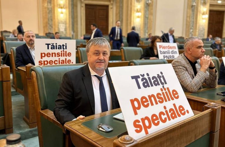 Senatorul USR Bob Virgil Marius protestează în Parlament împotriva menținerii pensiilor speciale