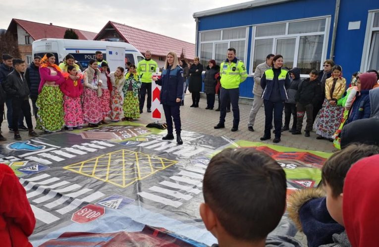 Aproape 100 de elevi din Pustă au primit informații utile de la polițiști pentru siguranță