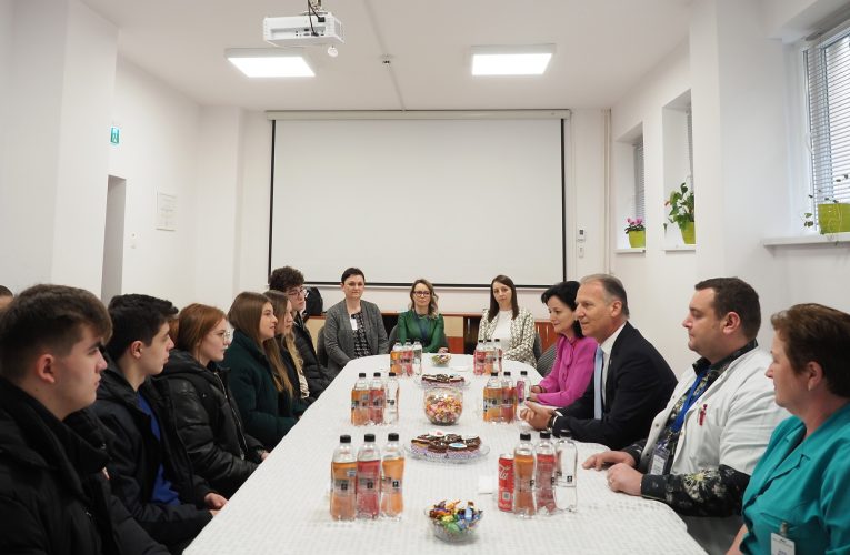 Un grup de liceeni, în vizită la Spitalul Județean, de Ziua Mondială a Sănătății